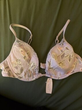 Victoria's Secret Lavender Floral Lace Underwire Bra